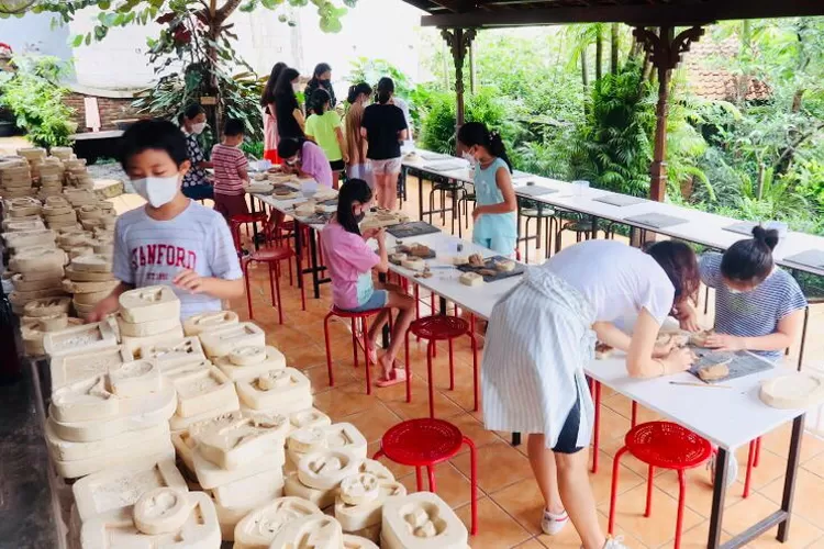 EDUKATIF : Suasana saat anak-anak membuat keramik di Rumah Keramik Depok. RUMAHKERAMIKFORRADARDEPOK