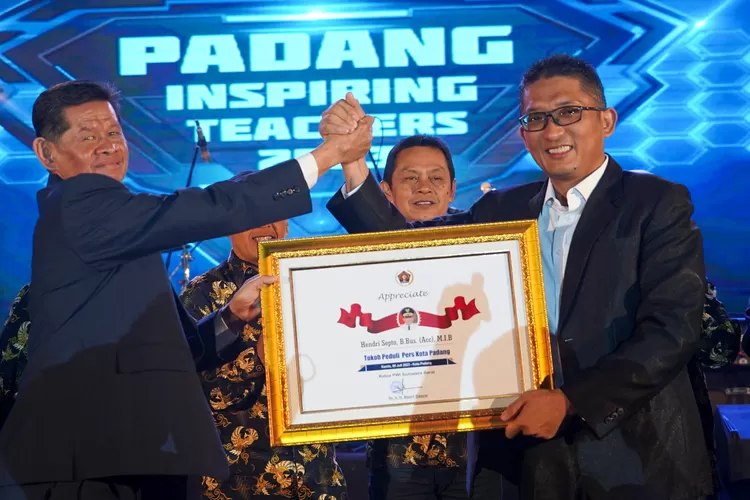 Wako Hendri Septa terima penghargaan dari Ketua PWI Sumbar Basril Basyar. (Prokopim Pdg)