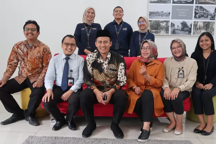 Kepala SMAN 15 Bandung dan Kepala SMAN 1 Bandung Memenuhi Undangan Kepala BEI Wilayah Jawa Barat  (GoraJuara.com/dok aksi)