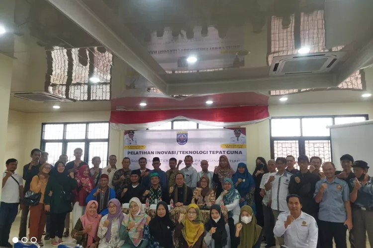 Foto bersama usai pelatihan inovasi teknologi tepat guna di aula Kelurahan PGS, Kecamatan Cimanggis.