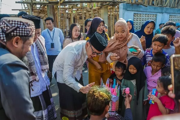 Foto Walikota Bogor Bima Arya mengenakan peci dan kacamata (Febri Daniel Manalu)