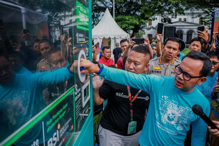 Wali Kota Bogor Bima Arya memanfaatkan mesin sampah plastik botol. (Pemkot Bogor)