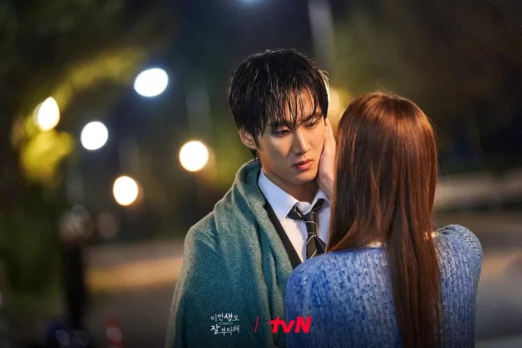 Shin Hye Sun dan Ahn Bo Hyun Berbagi Momen Lembut Dalam Still Cut Drama 'See You In My 19th Life'