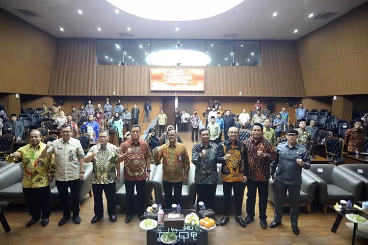 Pimpinan dan Anggota DPRD Kota Bandung mengikuti sosialisasi antikorupsi bersama Komisi Pemberantasan Korupsi (KPK), di Ruang Rapat Paripurna DPRD Kota Bandung, kemarin ini. Robby/Humpro DPRD Kota Bandung.