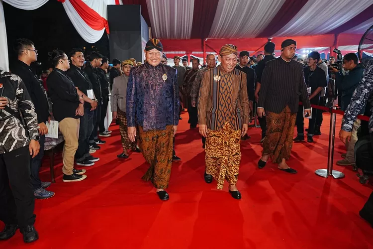 Kapolri Jenderal Listyo Sigit Prabowo dan Panglima TNI menghadiri pagelaran Wayang Kulit dengan lakon Wahyu Cakraningrat di Lapangan Bhayangkara, Jakarta Selatan, Jumat, 7 Juli 2023, malam. (istimewa )