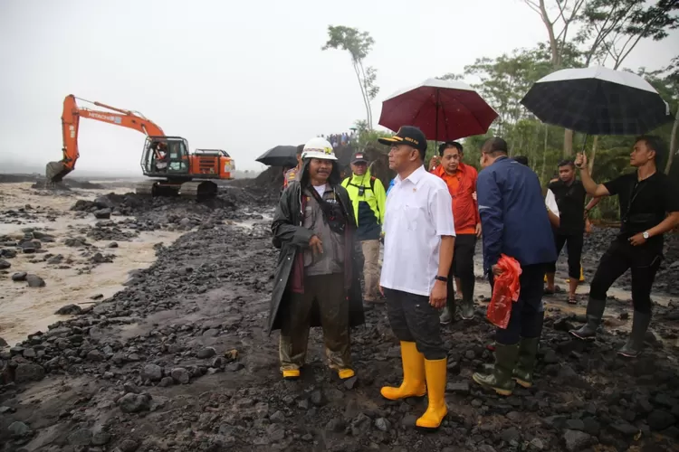 Menko PMK Muhadjir Effendy (baju putih) tinjau lokasi banjir di Lumajang, Jawa Timur. 