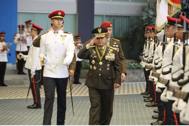 KSAD Jenderal Dudung Abdurachman menerima penghargaan militer kehormatan dari pemerintah Singapura.  (Dispenad)