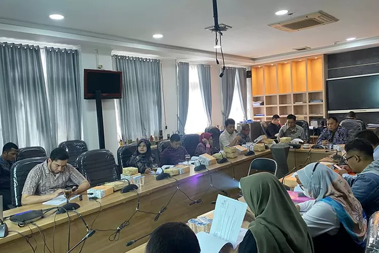 Panitia Khusus 4 memulai rapat kerja pertamanya dengan mengekspose Naskah Akademik Raperda tentang Penyelenggaraan Perhubungan bersama Dinas Perhubungan, di Ruang Rapat Komisi C DPRD Kota Bandung, kemarin ini. Robby/Humpro DPRD Kota Bandung.