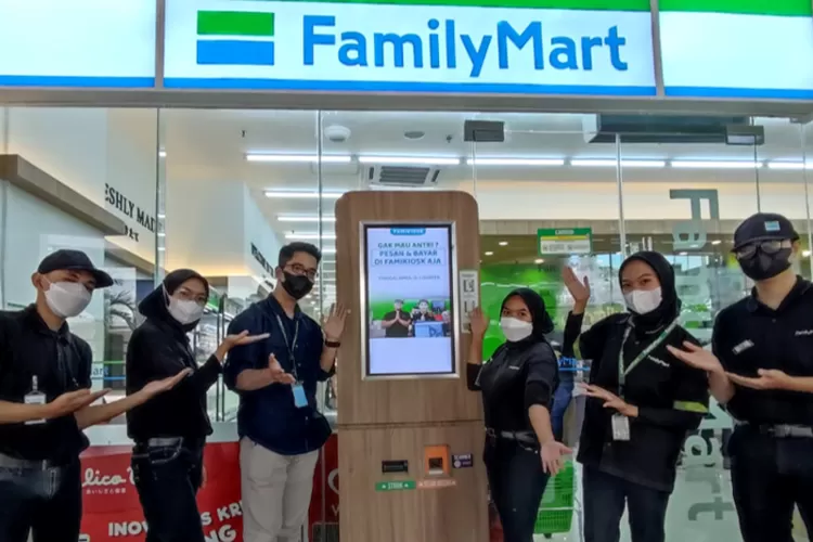 Pegawai FamilyMart di Indonesia. (dok. FamilyMart Indonesia)