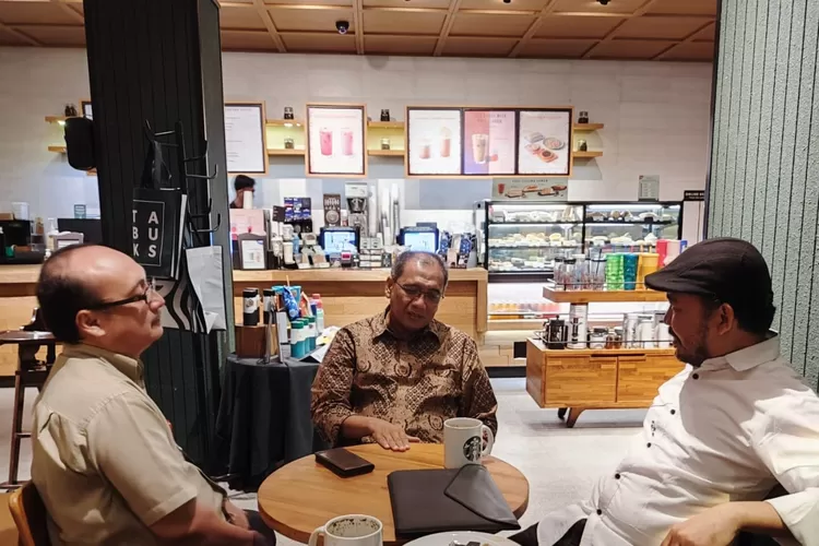 Dubes RI untuk Brunei Darussalam Achmad Ubaedillah berbincang dengan Rektor III Universitas Prof Dr Meostopo Dr Ryantori dalam rangka penjajagan kerja sama dengan civitas academica  negeri Brunei (foto Humas Universitas Moestopo)