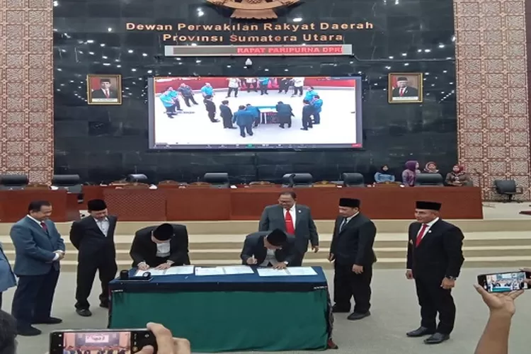 Saat penandatanganan kesepakatan KUA  PPAS APBD Perubahan Tahun 2023 dilakukan Gubsu dan Pimpinan DPRD Sumut (Realitasonline.id/mis)