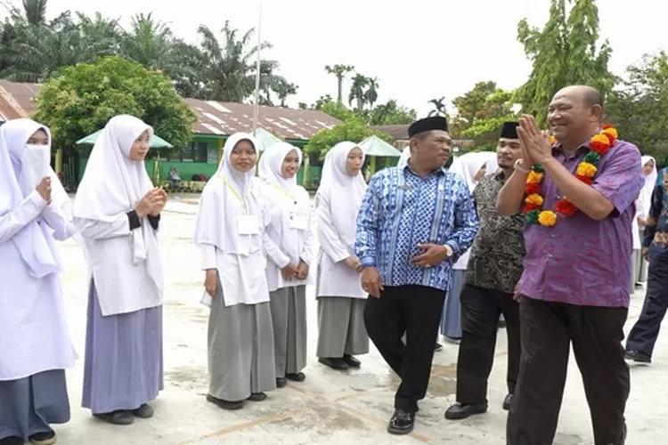 Plt Bupati Langkat Syah Afandin disambut para pelajar kedatangannya di MAN I Tanjungpura (Realitasonline.id/AA)