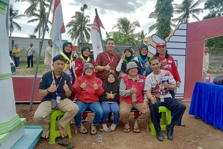 Ketua PMI Kota Tangerang, Oman Jumansyah (kedua dari kiri) bersama kontimgen PMI Provinsi Banten - Foto: Humas PMI Kota Tangerang 