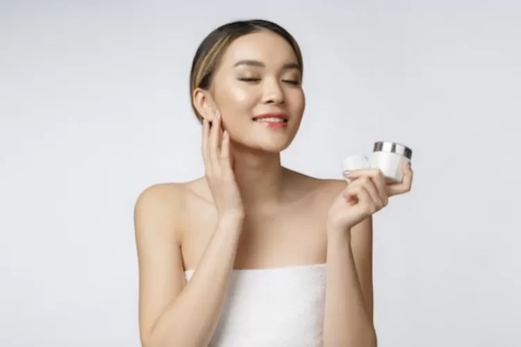 5 Tips Membuat Kulit Awet Muda, Langkah Pertamanya Tak Boleh Terlewatkan! (Foto: Female Daily)