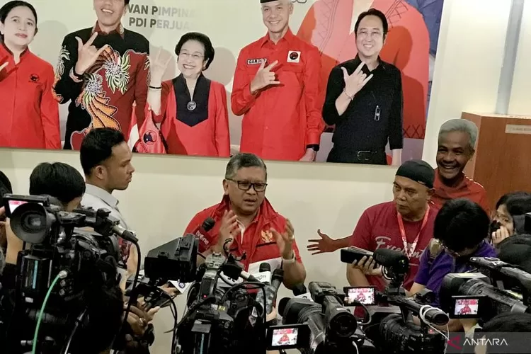 Sekretaris Jenderal PDI Perjuangan Hasto Kristiyanto (dua kiri) memberi keterangan kepada sejumlah media di Rumah Aspirasi Relawan, Jakarta, Sabtu (8/7/2023).  (ANTARA/Genta Tenri Mawangi.)