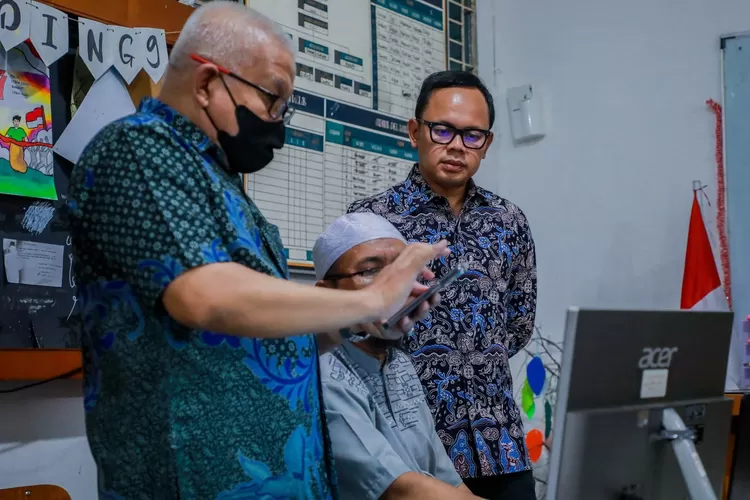 Wali Kota Bogor, Bima Arya memeriksa data PPDB.