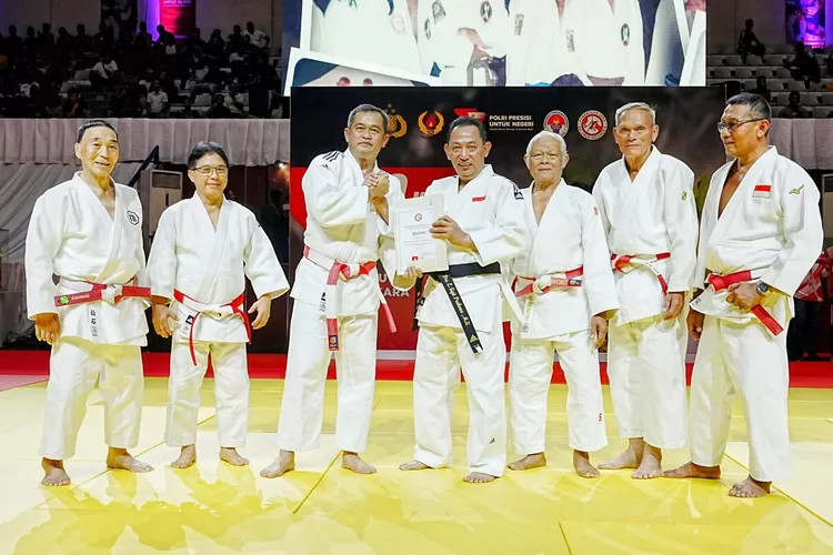 Kejuaraan Judo dalam rangka HUT 77 Bhayangkara ditandai dengan penyematan sabuk hitam kepada Kapolri Jenderal Listyo Sigit yang sekaligus menutup kejuaraan, dengan juara umum Polda Metro Jaya  (istimewa )