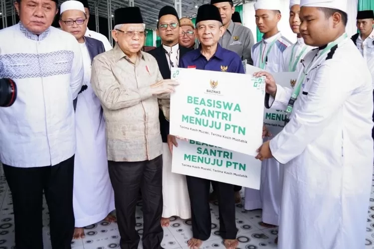Wapres Maruf Amin menyerahkan  beasiswa dari Baznas untuk penghafal Alquran di Sumatera Selatan, Jumat lalu (7/7/2023). 