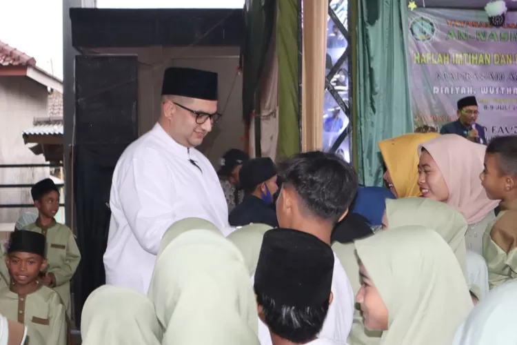 Ketua Dewan Pertimbangan NasDem Jawa Barat, Rajiv Berikan Shodaqoh Babarengan di Yayasan Pusaka An-Nashir, Pacet, Kab.Bandung. (dok.Baraya Rajiv)
