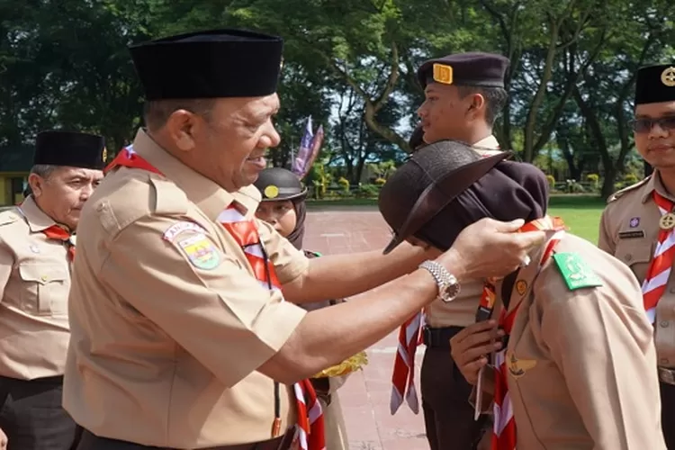 Plt Bupati Langkat Syah Afandin saat menyematkan Tingkatan Pramuka Garuda (Realitasonline.id/AA)