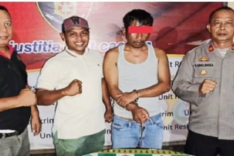 Waka polsek Bilah Hilir dan Personil mengapit Tersangka Pengedar Sabu R lias itam  (Realitasonline.id/SR)