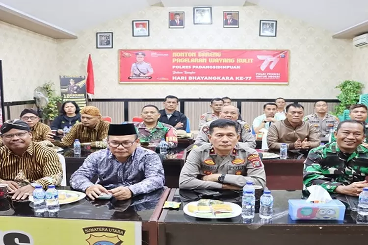 Waka Polres Padangsidimpuan bersama Ketua DPD PKB Pujakesuma, personil TNI, Polri dan masyarakat nobar  (Realitasonline.id/Riswandy)