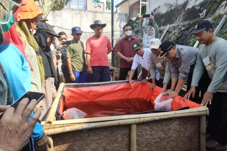 Stakeholder Kelurahan Jatijajar diberikan pelatihan Rumah Pangan Lestari (RPL) di lokasi khusus (Lokus) Program Kampung Iklim (Proklim) RW9.
