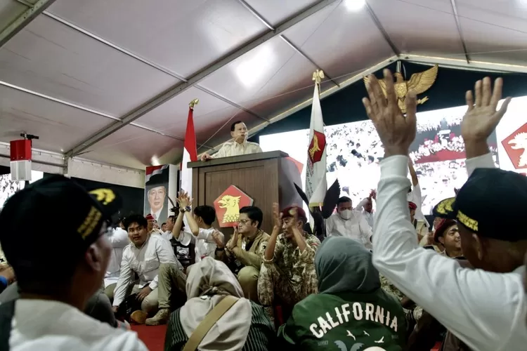 Dihadapan puluhan ribu masa pendukungnya Ketum Gerindra memberikan nasihat dan menyemangati kader pada acara Konsolidasi Partai Gerindra se Tangerang Raya - Foto: Henry Lukmanul Hakim