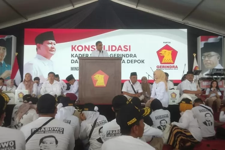 Sekjen DPP Partai Gerindra, Ahmad Muzani, saat memberi arahan dalam konsolidasi Dapil  III, IV, dan V DPRD Kota Depok, di Lapangan Porkas, Tapos, Depok, Minggu (9/7). (ANDIKA EKA/RADAR DEPOK )