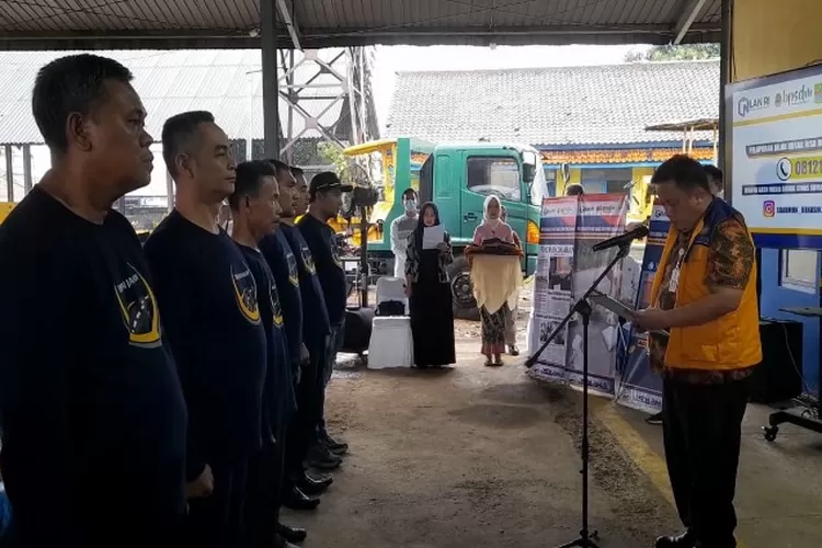Sekda Kab  Bekasi Dedy Suproyadi mengukuhkan tim URC Berani Jalan