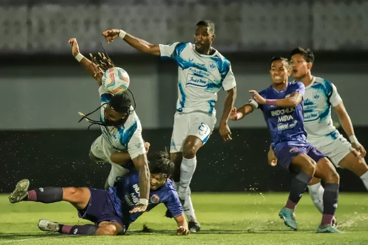 Para pemain PSIS Semarang saat berjibaku lawan Persita Tangerang. PSIS kalah 0-2 dari Persita. (dok. PSIS)