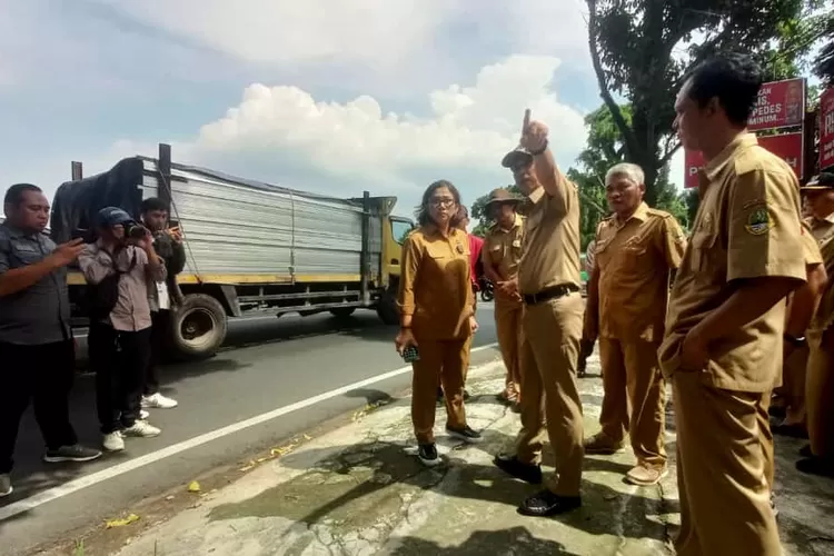 Wakil Wali Kota Bogor Dedie Rachim meninjau lokasi rencana revitalisasi pedestrian di kawasan Batutulis, Bogor Selatan. (Pemkot Bogor)