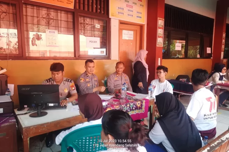 Polsek Tambora, Jakarta Utara, membantu warga korban kebakaran untuk mengurus dokumen