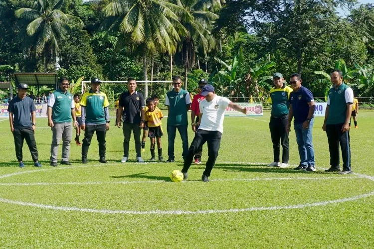 Wali Kota Pariaman, genius Umar melakukan tendang pertama di Kejuaraan Nasional (Kejurnas) Walikota Pariaman Cup Tahun 2023 (Kominfo Kota Pariaman)