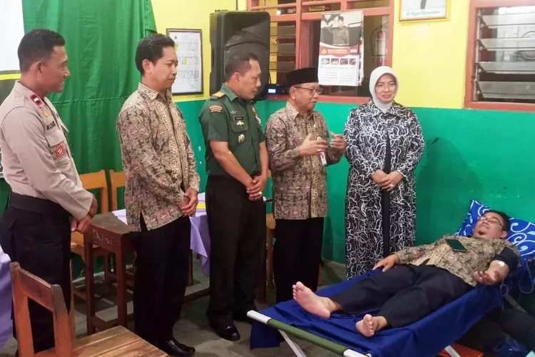 Puluhan siswa dan guru SMK TKM Tamansiswa Purworejo mendonorkan darahnya dalam rangka peringatan 101 tahun kelahiran Tamansiswa. (Dok. SMK TKM Tamansiswa Purworejo)