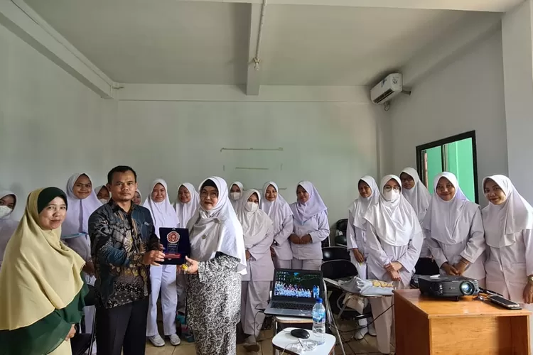Ketua IBI Kabupaten Bogor, Ade Karnita usai memberikan materi.