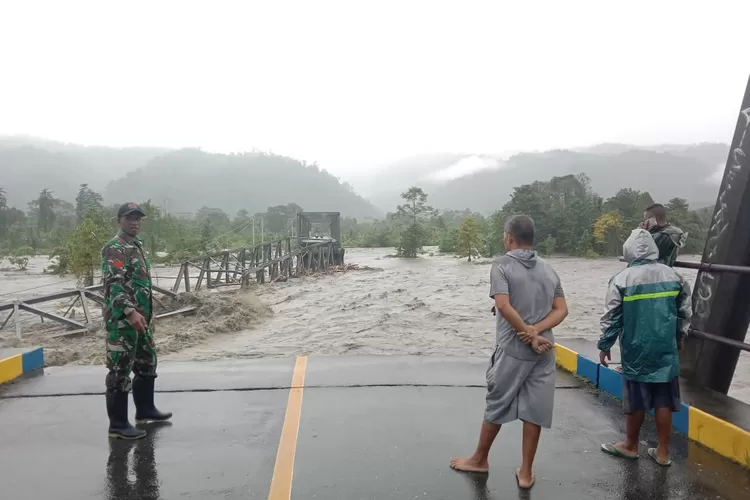 Hujan Deras Jembatan Kawanua Putus Diterjang Banjir - Cakrawala