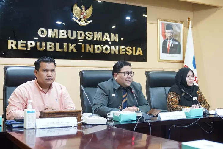 Anggota Ombudsman RI, Dadan S. Suharmawijaya (tengah) (Ombudsman)