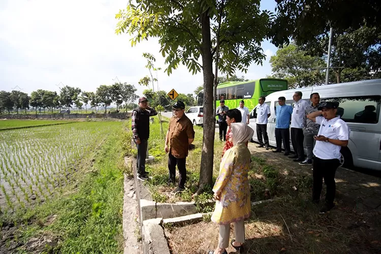 Komisi C DPRD Kota Bandung minta DLH siapkan dokumen TPST terkait dibangunnya TPST di Gedebage, demikian saat meninjau lokasi. (Gorajuara.com/Humpro DPRD Kota Bandung)
