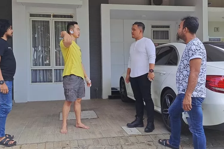 Selebgram Semarang Michael Rendy saat berbicara dengan Resmob Polrestabes usai hendak dirampok.  (Istimewa)