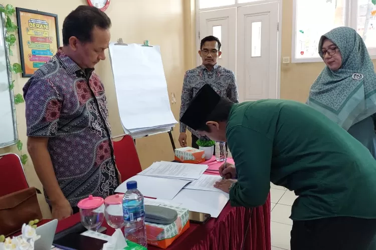 Guru Al Iman sedang menandatangani perjanjian beasiswa S2