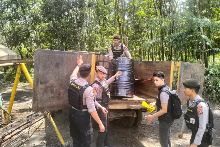 Dittipidter Bareskrim Polri &amp;  Ditreskrimsus Polda Jawa Timur dan Polres Pasuruan Kota berhasil ungkap penimbunan BBM di Jawa Timur (Foto/Ist)