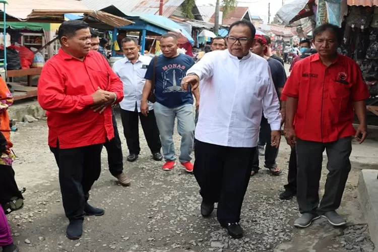 Ketua DPRD Sumut Baskami Ginting tinjau langsung Pasar Inpres di Medan, usai menerima keluhan warga (Realitasonline.id/mis)