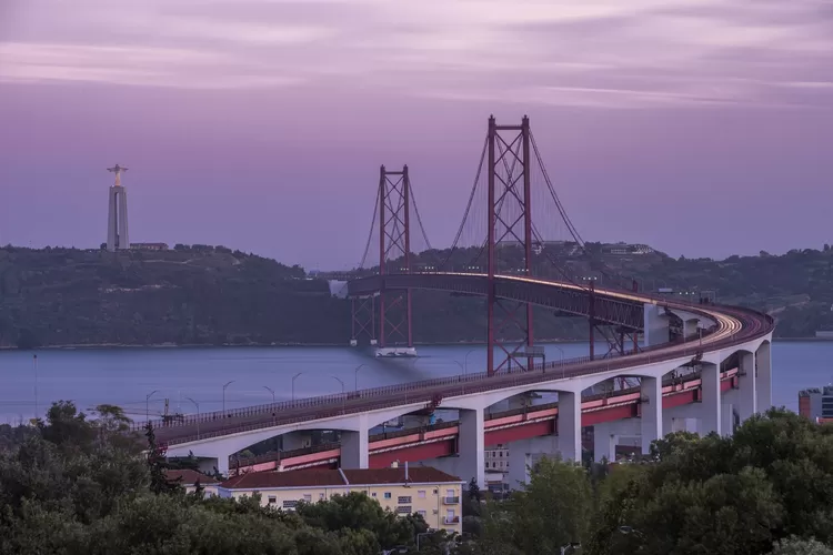 221 KM Dari Maluku, Inilah Pesona Jembatan Kabel Pancang Terpanjang Di ...