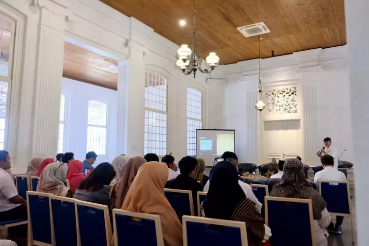 CIMANGGIS - Badan Perencanaan Pembangunan dan Penelitian Pengembangan Daerah (Bappeda) Kota Depok menggelar Focus Group Discussion (FGD) bersama komunitas dan pelaku usaha kreatif, di Rumah Cimanggis. Tema FGD ini adalah Media Art sebagai lokomotif ekonomi kreatif Kota Depok. Kepala Bappeda Kota Dep