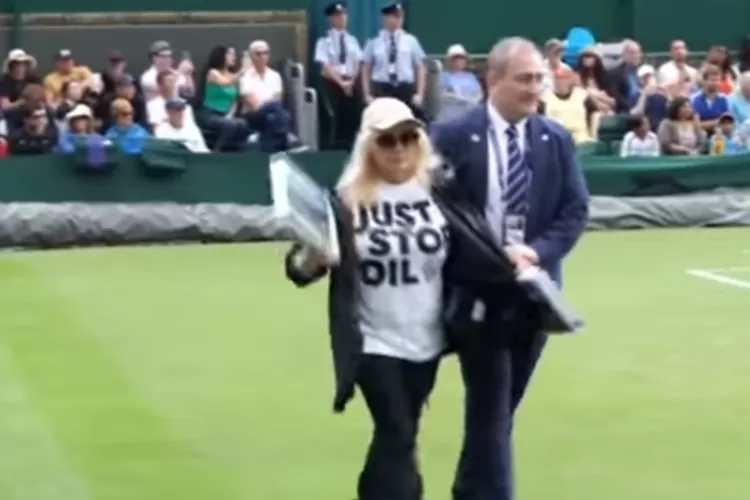 Aktivis Just Stop Oil yang menginterupsi pertandingan di Wimbledon 2023. (Tangkapan layar YouTube Daily Mail)