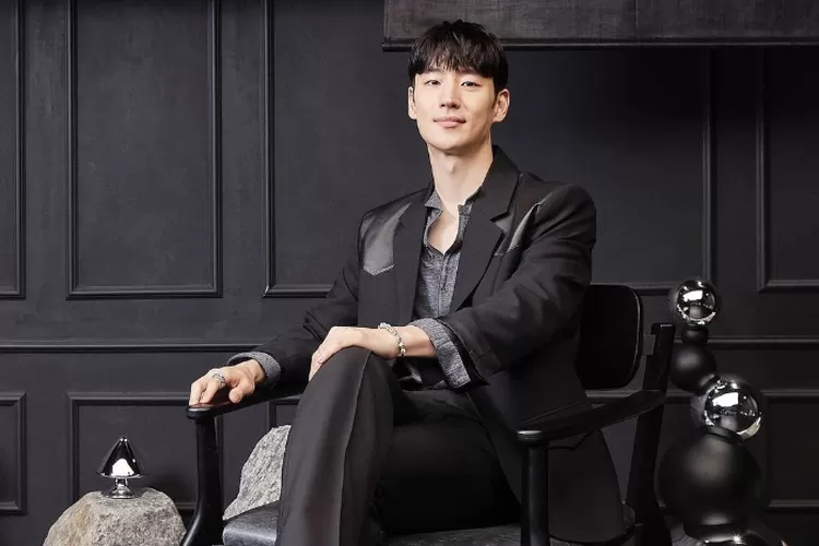 Lee Je Hoon Bagi-bagi Hadiah Barang Mewah untuk Karyawan Agensinya, dari Rolex Hingga Macbook Terbaru (Instagram @leejehoon_official)