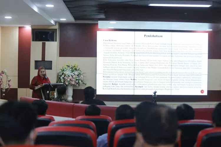 Wali Kota Semarang Hevearita Gunaryanti Rahayu saat membahas perbaikan Kota Lama Semarang.  (Pemkot)