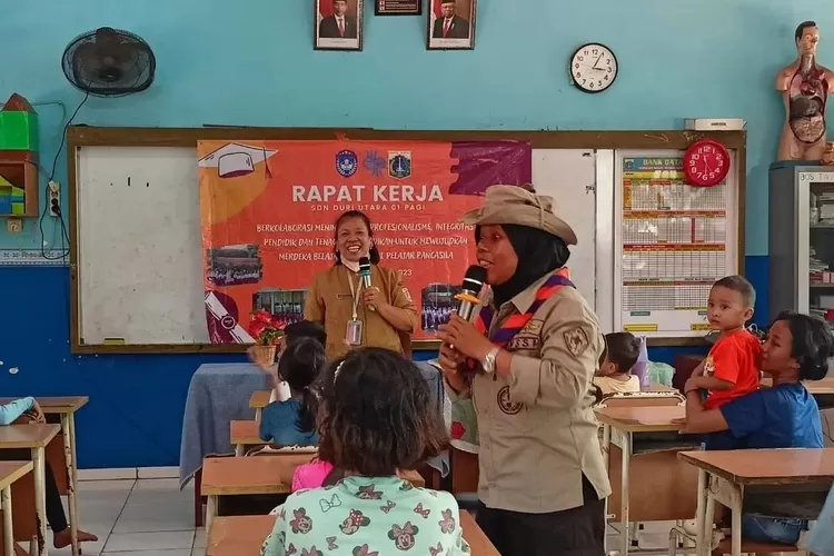 Walikota Jakarta Barat, Meninjau dan Memberi Bantuan Korban Kebakaran, Tambora   (IG:CugoqDhpoly)