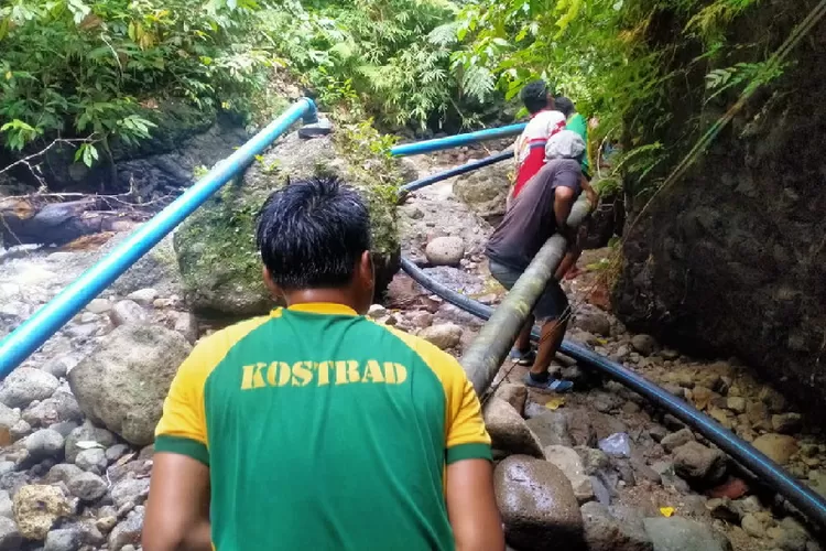 Satgas Yonarmed 1 Kostrad membantu masyarakat memperbaiki pipa saluran air bersih bertempat di Desa Negeri Lima, Kec. Leihitu, Kab. Maluku Tengah, Senin (10/07/2023). Foto: Satgas Yonarmed 1 Kostrad